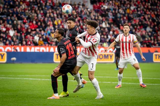 LEVERKUSEN, GERMANY - OCTOBER 26: Arthur (Bayer 04 Leverkusen, 13), Ezequiel Fernandez (Bayer 04 Leverkusen, 6) and Derry Scherhant (SC Freiburg, 7) fighting in the box of Bayer 04 Leverkusen during the Bundesliga match (gameday 8) between Bayer 04 Leverkusen vs. SC Freiburg at BayArena on October 26, 2025 in Leverkusen, Germany. On the right Maximilian Eggestein (SC Freiburg, 8). (Photo by Axel Kohring Beautiful Sports) DFL REGULATIONS PROHIBIT ANY USE OF PHOTOGRAPHS AS IMAGE SEQUENCES AND OR QUASI-VIDEO. Nordrhein-Westfalen Germany Copyright: xBEAUTIFULxSPORTS AxelxKohringx