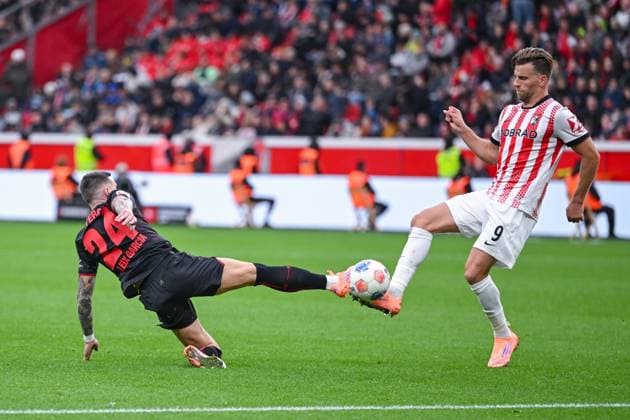 26.10.2025, Fussball, 1. Bundesliga, 8. Spieltag Saison 2025 2026, Bayer Leverkusen - SC Freiburg, Aleix Garcia (Bayer Leverkusen) foult Lucas Höler (SC Freiburg) xRHR-FOTO TKx Copyright: RHR-FOTOx RHR-FOTO TK