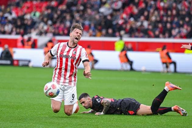 26.10.2025, Fussball, 1. Bundesliga, 8. Spieltag Saison 2025 2026, Bayer Leverkusen - SC Freiburg, Lucas Höler (SC Freiburg), Aleix Garcia (Bayer Leverkusen) xRHR-FOTO TKx Copyright: RHR-FOTOx RHR-FOTO TK