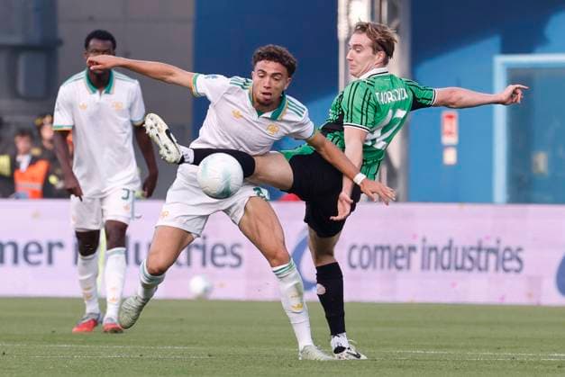 October 26, 2025, Reggio Emilia, REGGIO EMILIA: Sassuolo s Kristian Thorstvedt (R) and Roma s Neil El Aynaoui (L) in action during the Italian Serie A soccer match US Sassuolo vs AS Roma at Mapei Stadium in Reggio Emilia, Italy, 26 October 2025. ANSA ELISABETTA BARACCHI. Serie A ; Sassuolo - Roma  - ZUMAa110 20251026_zaf_a110_026 Copyright: xElisabettaxBaracchix