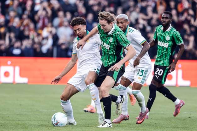 October 26, 2025, Reggio Emilia, REGGIO EMILIA: Sassuolo s Kristian Thorstvedt (R) and Roma s Neil El Aynaoui in action during the Italian Serie A soccer match US Sassuolo vs AS Roma at Mapei Stadium in Reggio Emilia, Italy, 26 October 2025. ANSA ELISABETTA BARACCHI. Serie A ; Sassuolo - Roma  - ZUMAa110 20251026_zaf_a110_028 Copyright: xElisabettaxBaracchix