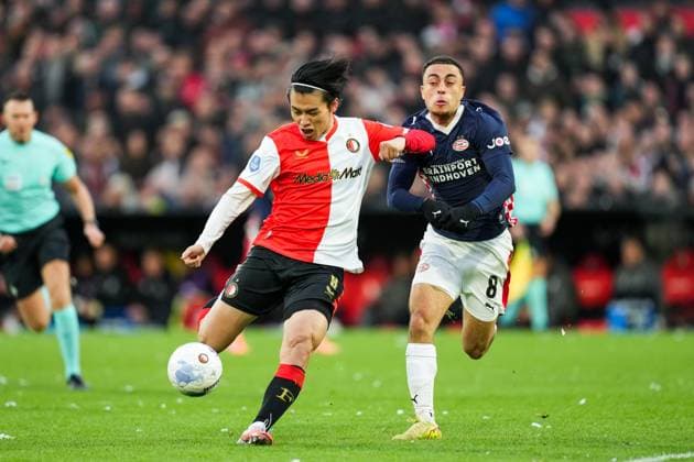 Eredivisie: Feyenoord Rotterdam v PSV Eindhoven Rotterdam - Ayase Ueda of Feyenoord, Sergino Dest of PSV Eindhoven during the tenth competition round of the 2025 2026 Eredivisie season. The match is set between Feyenoord Rotterdam and PSV Eindhoven at Stadion Feijenoord De Kuip on 26 October 2025 in Rotterdam, The Netherlands. Copyright: xYannickxVerhoevenx