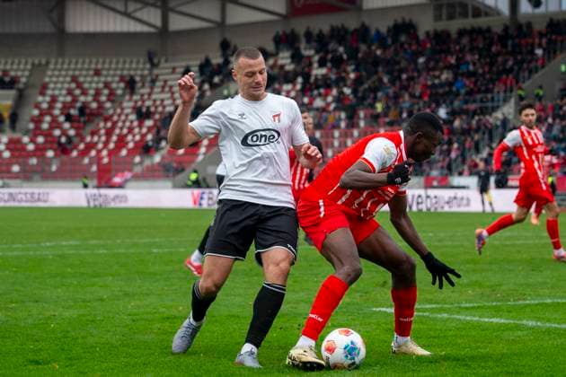 GER, Erfurt, Fußball, Regionalliga Nordost, 13. Spieltag, FC Rot-Weiss Erfurt vs. ZFC Meuselwitz im Bild v.l.: Cemal Kaymaz (ZFC Meuselwitz 10), Obed Chidindu Ugondu (FC Rot-Weiß Erfurt 13), Zweikampf 26.10.2025, Steigerwaldstadion Erfurt DFB REGULATIONS PROHIBIT ANY USE OF PHOTOGRAPHS AS IMAGE SEQUENCES AND OR QUASI-VIDEO, Copyright: HMBxMedia PaulxFritz