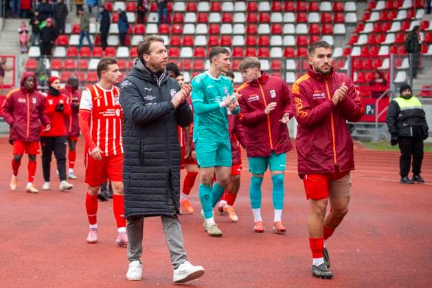 GER, Erfurt, Fußball, Regionalliga Nordost, 13. Spieltag, FC Rot-Weiss Erfurt vs. ZFC Meuselwitz im Bild v.l.: Fabian Gerber (Trainer FC Rot-Weiß Erfurt), Sofiane Ikene (FC Rot-Weiß Erfurt 04), applaudierend vor der Fankurve 26.10.2025, Steigerwaldstadion Erfurt DFB REGULATIONS PROHIBIT ANY USE OF PHOTOGRAPHS AS IMAGE SEQUENCES AND OR QUASI-VIDEO, Copyright: HMBxMedia PaulxFritz