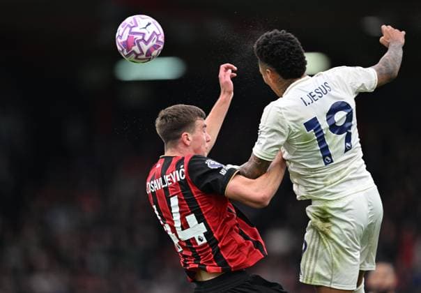 26th October 2025, Bournemouth, Dorset, England; Premier League Football, AFC Bournemouth versus Nottingham Forest; Igor Jesus of Nottingham Forest competes in the air with Antoine Semenyo of Bournemouth  SimonxWest