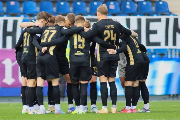 Die Spieler vom FC Erzgebirge Aue bilden einen Mannschaftskreis zum Schulterschluss. GER, TSG 1899 Hoffenheim II gegen FC Erzgebirge Aue, Fussball, 3.Liga, 12.Spieltag, Spielzeit 2025 2026, 26.10.2025. (DFL DFB REGULATIONS PROHIBIT ANY USE OF PHOTOGRAPHS as IMAGE SEQUENCES and or QUASI-VIDEO). GER,TSG 1899 Hoffenheim II gegen FC Erzgebirge Aue, Fussball, 3.Liga, 12.Spieltag, Spielzeit 2025 2026, 26.10.2025. Hoffenheim Copyright: xEibner-Pressefoto JoergxHirschx EP_JHH