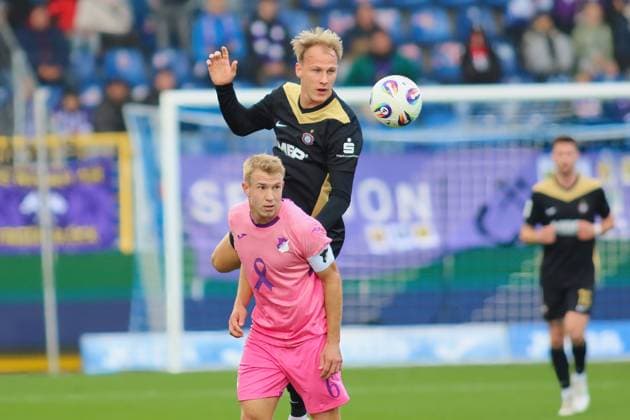 Kopfballduel v.li. Yannis Hoer (TSG Hoffenheim II, 16), Janine Ehlers (FC Erzgebirge Aue, 24) GER, TSG 1899 Hoffenheim II gegen FC Erzgebirge Aue, Fussball, 3.Liga, 12.Spieltag, Spielzeit 2025 2026, 26.10.2025. (DFL DFB REGULATIONS PROHIBIT ANY USE OF PHOTOGRAPHS as IMAGE SEQUENCES and or QUASI-VIDEO). GER,TSG 1899 Hoffenheim II gegen FC Erzgebirge Aue, Fussball, 3.Liga, 12.Spieltag, Spielzeit 2025 2026, 26.10.2025. Hoffenheim Copyright: xEibner-Pressefoto JoergxHirschx EP_JHH