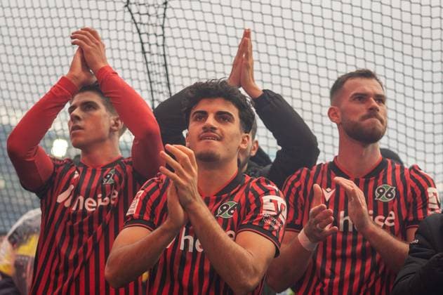 Deutschland, Fussball, 2. Bundesliga, 10. Spieltag 2025 2026, Eintracht Braunschweig - Hannover 96 am 26.10. in Braunschweig (Eintracht-Stadion): Hannover 96 feiert nach Schlusspfiff mit den Fans Husseyn Chakroun (Hannover 96 14)