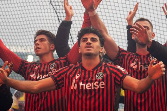 Deutschland, Fussball, 2. Bundesliga, 10. Spieltag 2025 2026, Eintracht Braunschweig - Hannover 96 am 26.10. in Braunschweig (Eintracht-Stadion): Hannover 96 feiert nach Schlusspfiff mit den Fans Husseyn Chakroun (Hannover 96 14)