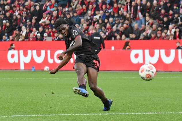 Ernest Poku (Bayer 04 Leverkusen) erzielt mit diesem Schuss das Tor zum 1:0 26.10.2025, Fussball 1. Bundesliga, Saison 2025 2026, 8. Spieltag, Bayer 04 Leverkusen - SC Freiburg DFL regulations prohibit any use of photographs as image sequences and or quasi-video Leverkusen BayArena Nordrhein Westfalen Deutschland