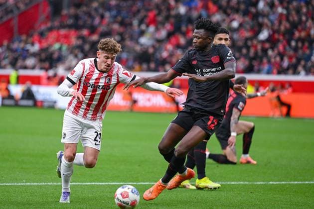26.10.2025, Fussball, 1. Bundesliga, 8. Spieltag Saison 2025 2026, Bayer Leverkusen - SC Freiburg, Philipp Treu (SC Freiburg), Edmond Tapsoba (Bayer Leverkusen) xRHR-FOTO TKx Copyright: RHR-FOTOx RHR-FOTO TK