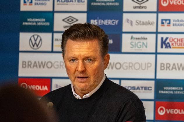 Deutschland, Fussball, 2. Bundesliga, 10. Spieltag 2025 2026, Eintracht Braunschweig - Hannover 96 am 26.10. in Braunschweig (Eintracht-Stadion): Christian Titz (Trainer Hannover 96) auf der Pressekonferenz nach dem Spiel.