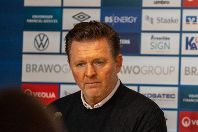 Deutschland, Fussball, 2. Bundesliga, 10. Spieltag 2025 2026, Eintracht Braunschweig - Hannover 96 am 26.10. in Braunschweig (Eintracht-Stadion): Christian Titz (Trainer Hannover 96) auf der Pressekonferenz nach dem Spiel.