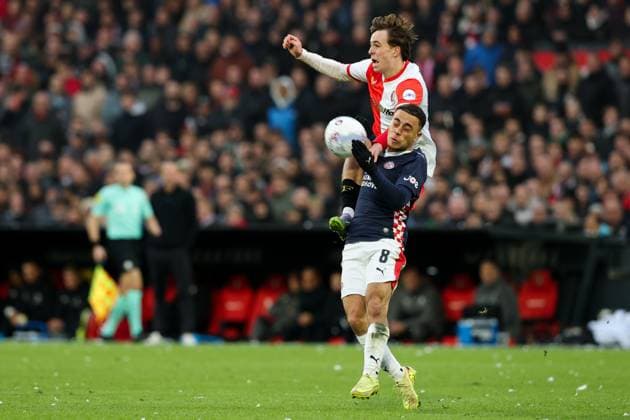 2025-10-26 Feyenoord v PSV - Dutch Vriendenloterij Eredivisie ROTTERDAM, NETHERLANDS - OCTOBER 26: Leo Sauer of Feyenoord battles for the ball with Sergino Dest of PSV during the Dutch Vriendenloterij Eredivisie match between Feyenoord and PSV at Stadion Feijenoord on October 26, 2025 in Rotterdam, Netherlands. Rotterdam Stadion Feijenoord Netherlands Content not available for redistribution in The Netherlands directly or indirectly through any third parties. Copyright: xHansxvanxderxValkx