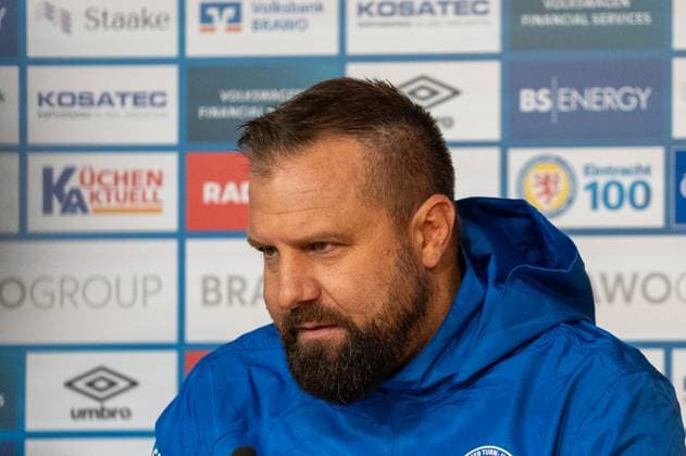 Deutschland, Fussball, 2. Bundesliga, 10. Spieltag 2025 2026, Eintracht Braunschweig - Hannover 96 am 26.10. in Braunschweig (Eintracht-Stadion): Heiner Backhaus (Trainer Eintracht Braunschweig) auf der Pressekonferenz nach dem Spiel.