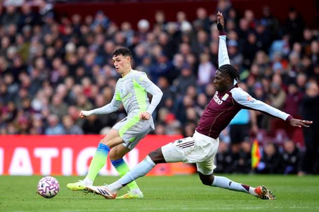 Aston Villa v Manchester City - Premier League Phil Foden of Manchester City and Amadou Onana of Aston Villa challenge during the Premier League match between Aston Villa and Manchester City at Villa Park on October 26, 2025 in Birmingham, England. Birmingham Villa Park England United Kingdom Copyright: xEdxSykes Sportsphoto APLx 14139700