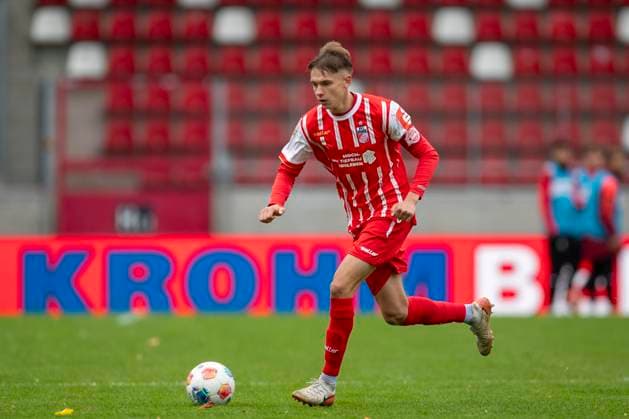 GER, Erfurt, Fußball, Regionalliga Nordost, 13. Spieltag, FC Rot-Weiss Erfurt vs. ZFC Meuselwitz im Bild v.l.: Til-Linus Schwarz (FC Rot-Weiß Erfurt 03), Freisteller 26.10.2025, Steigerwaldstadion Erfurt DFB REGULATIONS PROHIBIT ANY USE OF PHOTOGRAPHS AS IMAGE SEQUENCES AND OR QUASI-VIDEO, Copyright: HMBxMedia PaulxFritz