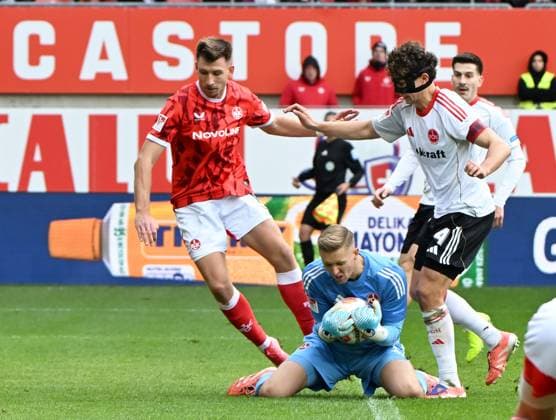 Fussball - 2. Bundesliga - Saison 2025 26 1. FC Kaiserslautern 26.10.2025 Fritz-Walter-Stadion 1. FC Kaiserslautern (fck) - 1. FC Nürnberg (fcn) 1:1 V.li: Daniel HANSLIK (1. FC Kaiserslautern), Torwart Jan REICHERT (1. FC Nürnberg), Fabio GRUBER (1. FC Nürnberg) 1. FC Kaiserslautern