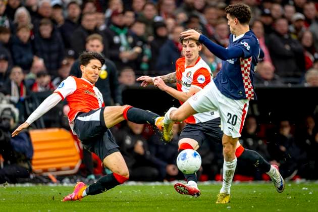 SC Feyenoord Rotterdam forwarder Ayase Ueda, PSV Eindhoven midfielder Guus Til during the match SC Feyenoord Rotterdam vs PSV Eindhoven at the Stadium de Kuip for the Dutch Vriendenloterij Eredivisie season 2025-2026 in ROTTERDAM, Netherlands on 26 oktober 2025, (photo by Marcel van Dorst EYE4images DeFodi Images) SC Feyenoord Rotterdam forwarder Ayase Ueda, PSV Eindhoven midfielder Guus Til during the match SC Feyenoord Rotterdam vs PSV Eindhoven at the Stadium de Kuip for the Dutch Vriendenloterij Eredivisie season 2025 2026 in ROTTERDAM, Netherlands on 26 oktober 2025, photo by Marcel van Dorst EYE4images DeFodi Images