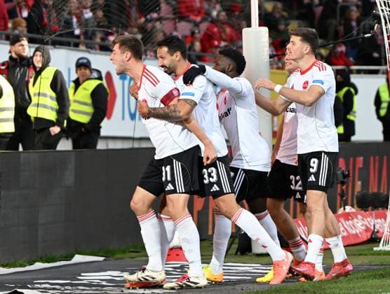 Fussball - 2. Bundesliga - Saison 2025 26 1. FC Kaiserslautern 26.10.2025 Fritz-Walter-Stadion 1. FC Kaiserslautern (fck) - 1. FC Nürnberg (fcn) 1:1 Nürnberger Jubel nach dem 1:1, v.li: Torschütze Robin KNOCHE (1. FC Nürnberg), Adriano GRIMALDI, (1. FC Nürnberg), Mohamed Ali ZOMA (1. FC Nürnberg) und Semir TELALOVIC(1. FC Nürnberg) 1. FC Kaiserslautern
