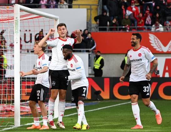 Fussball - 2. Bundesliga - Saison 2025 26 1. FC Kaiserslautern 26.10.2025 Fritz-Walter-Stadion 1. FC Kaiserslautern (fck) - 1. FC Nürnberg (fcn) 1:1 Robin KNOCHE (1. FC Nürnberg), mi, erzielte per 11-Meter das 1:1 1. FC Kaiserslautern