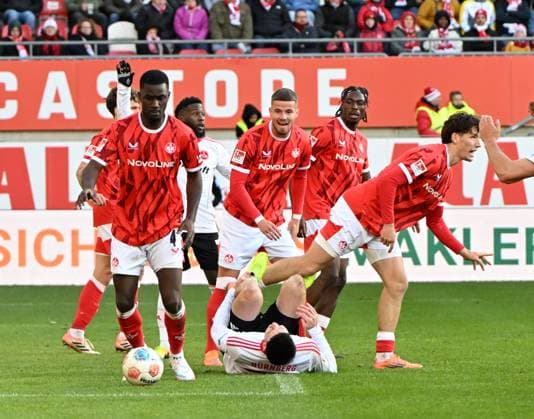 Fussball - 2. Bundesliga - Saison 2025 26 1. FC Kaiserslautern 26.10.2025 Fritz-Walter-Stadion 1. FC Kaiserslautern (fck) - 1. FC Nürnberg (fcn) 1:1 Foul an Luka LOVHOSHVILI (1. FC Nürnberg) im Lauterer Strafraum, li: Maxwell GYAMFI (1. FC Kaiserslautern), 1. FC Kaiserslautern