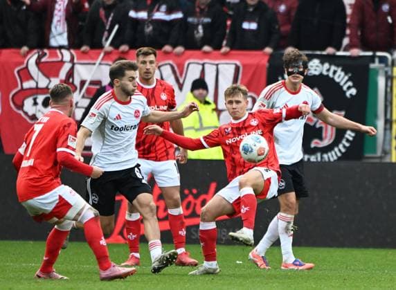 Fussball - 2. Bundesliga - Saison 2025 26 1. FC Kaiserslautern 26.10.2025 Fritz-Walter-Stadion 1. FC Kaiserslautern (fck) - 1. FC Nürnberg (fcn) 1:1 Naatan SKYTTAE (1. FC Kaiserslautern), mi 1. FC Kaiserslautern
