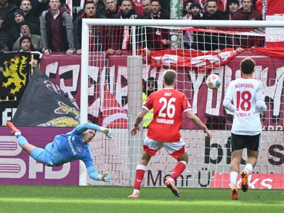 Fussball - 2. Bundesliga - Saison 2025 26 1. FC Kaiserslautern 26.10.2025 Fritz-Walter-Stadion 1. FC Kaiserslautern (fck) - 1. FC Nürnberg (fcn) 1:1 Torwart Jan REICHERT (1. FC Nürnberg), li 1. FC Kaiserslautern