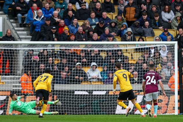Wolverhampton Wanderers v Burnley - Premier League Martin Dubravka of Burnley FC is sent the wrong way by Jorgen Strand Larsen of Wolverhampton Wanderers as he takes the penalty during the Premier League match between Wolverhampton Wanderers and Burnley at Molineux in Wolverhampton, England, on October 26, 2025. Wolverhampton West Midlands United Kingdom  Copyright: xMIxNewsx originalFilename:fletcher-wolverha251026_np9hS.jpg