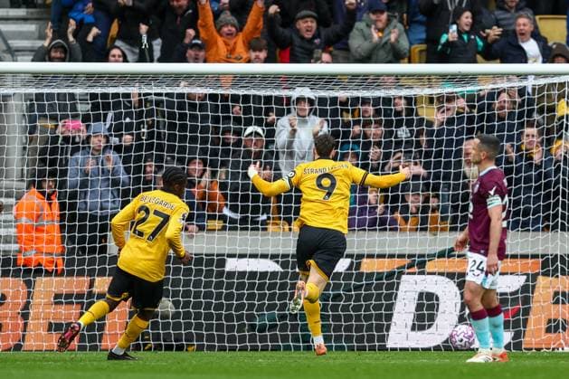 Wolverhampton Wanderers v Burnley - Premier League Jorgen Strand Larsen of Wolverhampton Wanderers celebrates the goal from the penalty spot during the Premier League match between Wolverhampton Wanderers and Burnley at Molineux in Wolverhampton, England, on October 26, 2025. Wolverhampton West Midlands United Kingdom  Copyright: xMIxNewsx originalFilename:fletcher-wolverha251026_np9ti.jpg