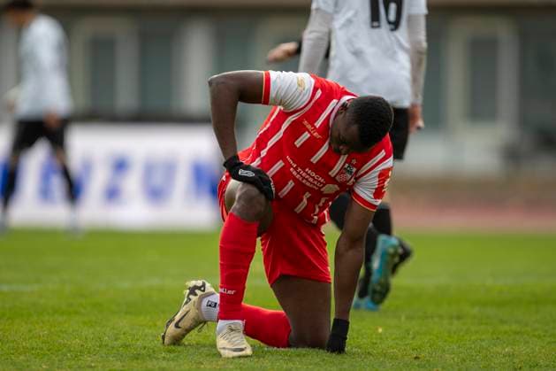 GER, Erfurt, Fußball, Regionalliga Nordost, 13. Spieltag, FC Rot-Weiss Erfurt vs. ZFC Meuselwitz im Bild v.l.: Obed Chidindu Ugondu (FC Rot-Weiß Erfurt 13), wirkt niedergeschlagen , knieend am Boden nach Zweikampf 26.10.2025, Steigerwaldstadion Erfurt DFB REGULATIONS PROHIBIT ANY USE OF PHOTOGRAPHS AS IMAGE SEQUENCES AND OR QUASI-VIDEO, Copyright: HMBxMedia PaulxFritz