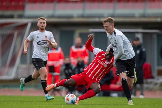 GER, Erfurt, Fußball, Regionalliga Nordost, 13. Spieltag, FC Rot-Weiss Erfurt vs. ZFC Meuselwitz im Bild v.l.: Benjika Caciel (FC Rot-Weiß Erfurt 08), Zweikampf 26.10.2025, Steigerwaldstadion Erfurt DFB REGULATIONS PROHIBIT ANY USE OF PHOTOGRAPHS AS IMAGE SEQUENCES AND OR QUASI-VIDEO, Copyright: HMBxMedia PaulxFritz