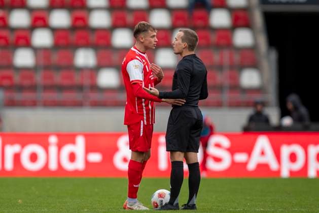 GER, Erfurt, Fußball, Regionalliga Nordost, 13. Spieltag, FC Rot-Weiss Erfurt vs. ZFC Meuselwitz im Bild v.l.: Til-Linus Schwarz (FC Rot-Weiß Erfurt 03), diskutiert mit Schiedsrichter 26.10.2025, Steigerwaldstadion Erfurt DFB REGULATIONS PROHIBIT ANY USE OF PHOTOGRAPHS AS IMAGE SEQUENCES AND OR QUASI-VIDEO, Copyright: HMBxMedia PaulxFritz