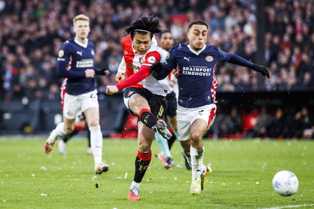 ROTTERDAM - (l-r) Ayase Ueda of Feyenoord and Sergino Dest of PSV Eindhoven during the Dutch Eredivisie match between Feyenoord and PSV at Feyenoord Stadion de Kuip on October 26, 2025, in Rotterdam, Netherlands. ANP BAS CZERWINSKI Eredivisie 2025-2026 xVIxANPxSportx xxANPxIVx 540368004 originalFilename: 540368004.jpg