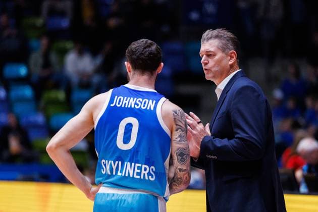 easycredit BBL, Frankfurt Skyliners - Syntainics MBC, 26.10.2025 Trainer Klaus Perwas (Frankfurt Skyliners) im Gespräch mit Logan Johnson (Frankfurt Skyliners, 0) Spiel der easycredit BBL easycredit BBL, Frankfurt Skyliners - Syntainics MBC; am 5. Spieltag der Saison 25 26 in der Süwag Energie ARENA am 26.10.2025 Copyright: xBEAUTIFULxSPORTS Hahnex