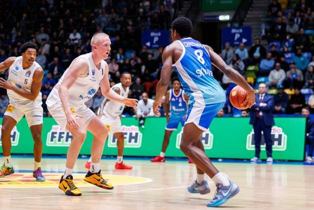 easycredit BBL, Frankfurt Skyliners - Syntainics MBC, 26.10.2025 William Christmas (Frankfurt Skyliners, 8) mit Ball gegen Collin Welp (SYNTAINICS MBC, 40) Spiel der easycredit BBL easycredit BBL, Frankfurt Skyliners - Syntainics MBC; am 5. Spieltag der Saison 25 26 in der Süwag Energie ARENA am 26.10.2025 Copyright: xBEAUTIFULxSPORTS Hahnex