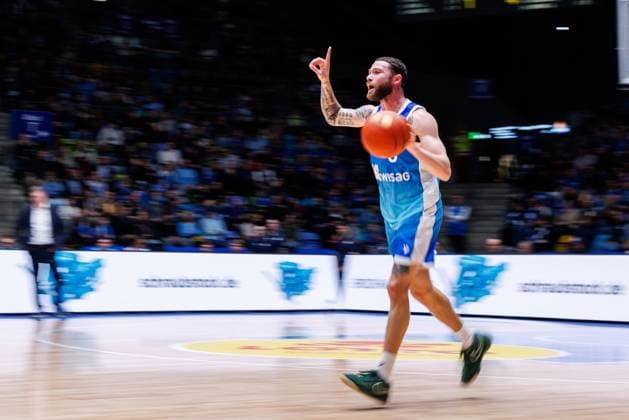 easycredit BBL, Frankfurt Skyliners - Syntainics MBC, 26.10.2025 Logan Johnson (Frankfurt Skyliners, 0) mit Ball Spiel der easycredit BBL easycredit BBL, Frankfurt Skyliners - Syntainics MBC; am 5. Spieltag der Saison 25 26 in der Süwag Energie ARENA am 26.10.2025 Copyright: xBEAUTIFULxSPORTS Hahnex