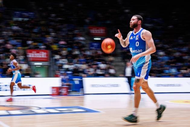 easycredit BBL, Frankfurt Skyliners - Syntainics MBC, 26.10.2025 Logan Johnson (Frankfurt Skyliners, 0) mit Ball im Spielaufbau Spiel der easycredit BBL easycredit BBL, Frankfurt Skyliners - Syntainics MBC; am 5. Spieltag der Saison 25 26 in der Süwag Energie ARENA am 26.10.2025 Copyright: xBEAUTIFULxSPORTS Hahnex