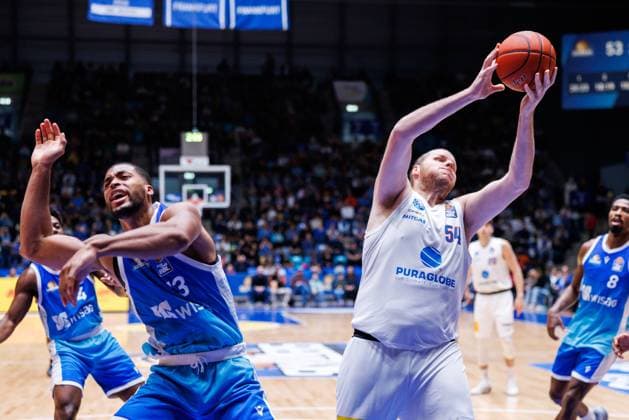 easycredit BBL, Frankfurt Skyliners - Syntainics MBC, 26.10.2025 John Bryant (SYNTAINICS MBC, 54) schiebt Jaedon LeDee (Frankfurt Skyliners, 13) zur Seite und sichert sich einen Rebound Spiel der easycredit BBL easycredit BBL, Frankfurt Skyliners - Syntainics MBC; am 5. Spieltag der Saison 25 26 in der Süwag Energie ARENA am 26.10.2025 Copyright: xBEAUTIFULxSPORTS Hahnex