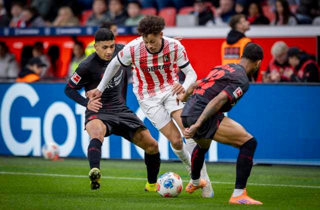 Leverkusen, Germany. 26th Oct 2025. . Derry Scherhant (Freiburg) Equi Fernandez (Leverkusen) Arthur (Leverkusen) Bayer Leverkusen - SC Freiburg 26.10.2025