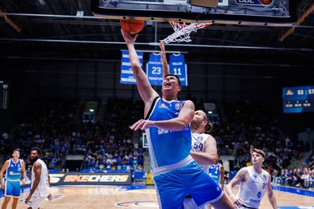 easycredit BBL, Frankfurt Skyliners - Syntainics MBC, 26.10.2025 Jacob Knauf (Frankfurt Skyliners, 25) mit einem Korbleger gegen John Bryant (SYNTAINICS MBC, 54) Spiel der easycredit BBL easycredit BBL, Frankfurt Skyliners - Syntainics MBC; am 5. Spieltag der Saison 25 26 in der Süwag Energie ARENA am 26.10.2025 Copyright: xBEAUTIFULxSPORTS Hahnex