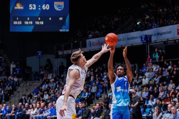 easycredit BBL, Frankfurt Skyliners - Syntainics MBC, 26.10.2025 Isaiah Swope (Frankfurt Skyliners, 1) mit einem Dreier gegen Perttu Blomgren (SYNTAINICS MBC, 20) Spiel der easycredit BBL easycredit BBL, Frankfurt Skyliners - Syntainics MBC; am 5. Spieltag der Saison 25 26 in der Süwag Energie ARENA am 26.10.2025 Copyright: xBEAUTIFULxSPORTS Hahnex