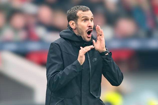 Julian Schuster (Freiburg) Gestik Geste gestikuliert Mimik starker Gesichtsausdruck Emotion. 26.10.2025 Fussball Bayer Leverkusen vs SC Freiburg, BayArena, Leverkusen, DFB DFL REGULATIONS PROHIBIT ANY USE OF PHOTOGRAPHS AS IMAGE SEQUENCES AND OR QUASI-VIDEO