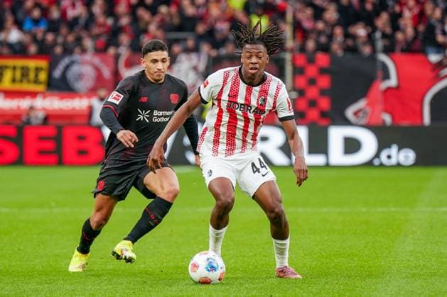 Deutschland: Fussball Bundesliga 2025 26, 8. Spieltag - Bayer 04 Leverkusen vs SC Freiburg - BayArena (Leverkusen): Johan Manzambi (SC Freiburg, 44) Ezequiel Fernandez Ezequiel Fernandez (Bayer 04 Leverkusen, 6) Leverkusen Nordrhein-Westfalen Deutschland Copyright: xJOERANxSTEINSIEKx