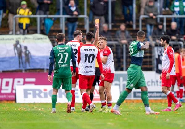 Malik Hodroj (Sportfreunde Siegen, 23) sieht die gelb rote Karte von Kristijan Rajkovski (Schiedsrichter) FC Gütersloh - Sportfreunde Siegen 26.10.2025 Fussball, Regionalliga West, 13. Spieltag, GER, Heidewaldstadion, Gütersloh Copyright: MarcoxBader