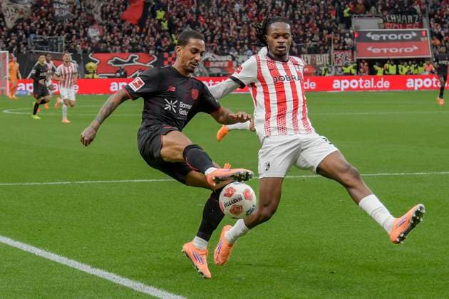 v. li. im Zweikampf Arthur (Leverkusen 13) Jordy Makengo (Freiburg 33) 26.10.2025 Fussball Bayer Leverkusen vs SC Freiburg, BayArena, Leverkusen, DFB DFL REGULATIONS PROHIBIT ANY USE OF PHOTOGRAPHS AS IMAGE SEQUENCES AND OR QUASI-VIDEO