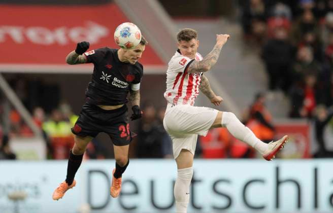 Foto : Alejandro GRIMALDO ( Leverkusen ) köpft gegen Lucas HÖLER (Freiburg) Fussball 1. Bundesliga , am So. 26.10.2025 Bayer 04 Leverkusen - SC Freiburg 8. Spieltag