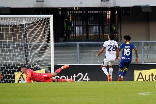 Verona™s Gift Orban goal 2-0 during the Serie A soccer match between Hellas Verona and Cagliari at the Bentegodi Stadium in Verona, north west Italy - Sunday , October 26, 2025. - Soccer .  Copyright: xPaolaxGarbuio Lapressex