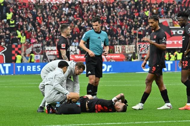 GER, 1.FBL. Bayer 04 Leverkusen vs. SC Freiburg 26.10.2025, BayArena, Leverkusen, GER, 1.FBL. Bayer 04 Leverkusen vs. SC Freiburg, im Bild: Ãlex Grimaldo (Leverkusen 20), ist verletzt Schmerzen Verletzung, muss behandelt werden