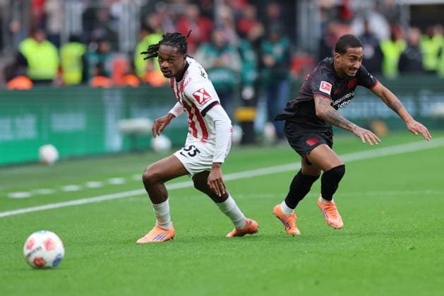 GER, 1.FBL. Bayer 04 Leverkusen vs. SC Freiburg 26.10.2025, BayArena, Leverkusen, GER, 1.FBL. Bayer 04 Leverkusen vs. SC Freiburg, im Bild: Jordy Makengo (SC Freiburg 33), im Zweikampf gegen Arthur Augusto (Leverkusen 13),